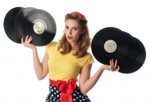 Frau im 50er Look mit Schallplatten